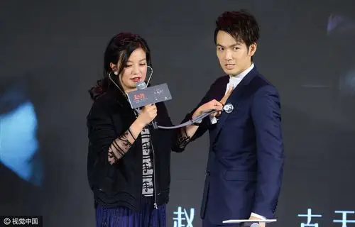 赵薇与钟汉良举杯豪饮 踩恨天高露小腿:被打胖了