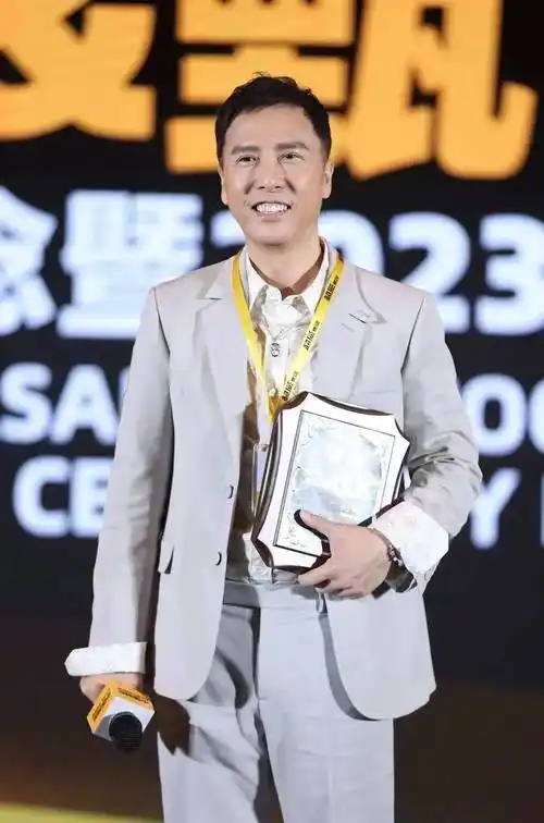 国际功夫巨星,超威电池品牌形象代言人甄子丹表示:"作为代言人,我一直