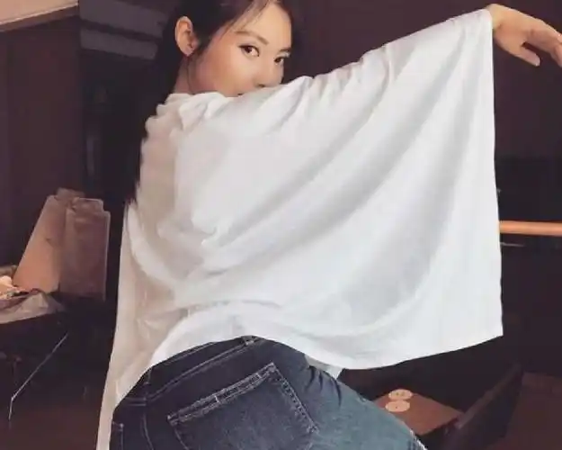 徐冬冬穿紧身牛仔裤,"宽胯大臀"引瞩目,网友:能生儿子!