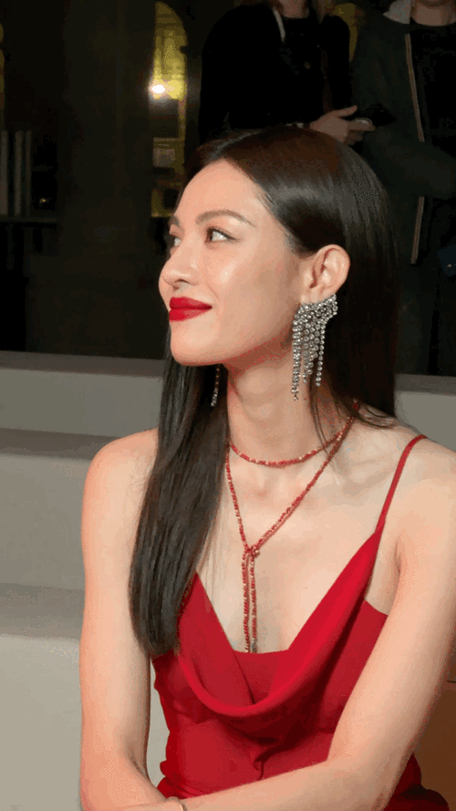 钟楚曦穿吊带红裙身材凹凸有致气质慵懒明媚大方