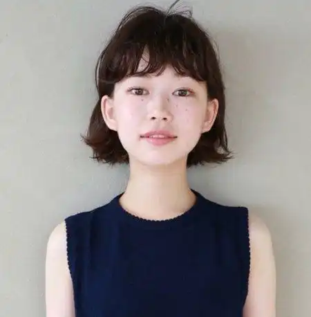 2019女生时尚短发造型超显嫩值得尝试的女生甜美短卷发呈现4