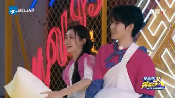 本期@郑恺 与@gai周延 和@时代少年团-张真源 @苗苗-vivi 展开"枕头