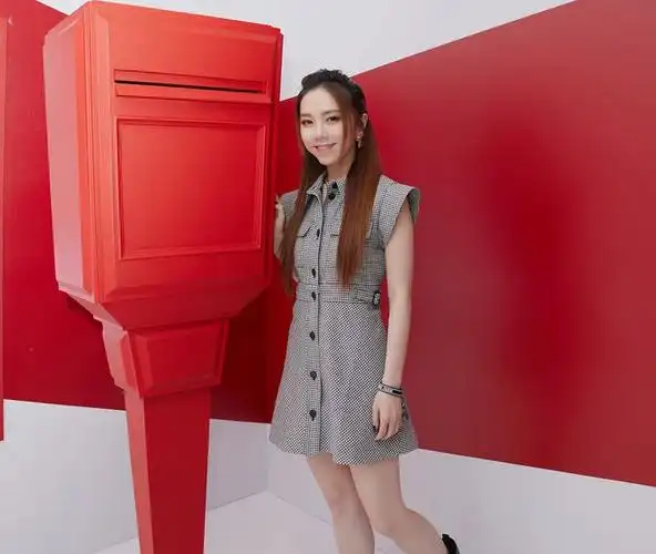 放弃皮裤的邓紫棋美出新高度如果能换双鞋子更好了