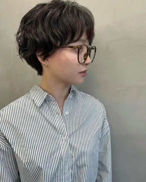 女士短发别乱整,蓬松烫刚刚好,不夸张很时尚|发型|烫发_网易订阅