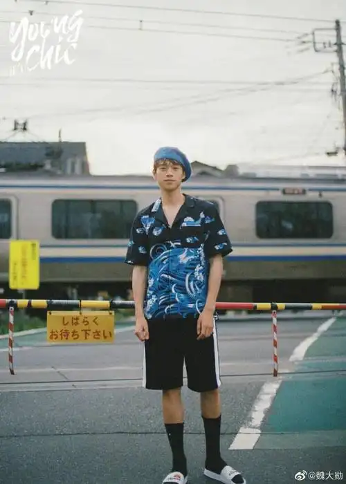 海边最靓的崽!魏大勋花衬衫搭蓝精灵贝雷帽清爽帅气