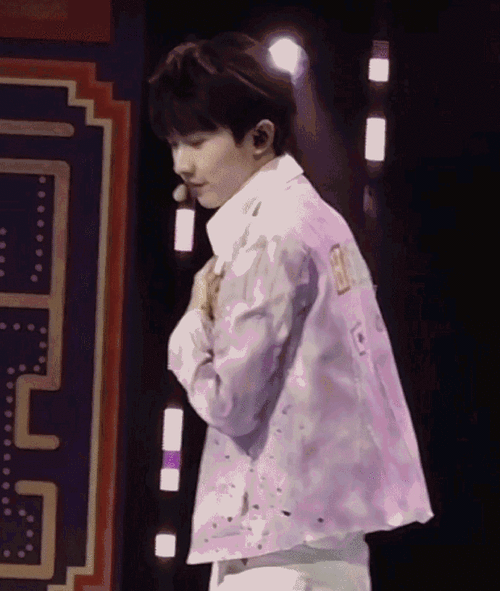 马嘉祺元宵节营业照##马嘉祺元宵节白西装营业照