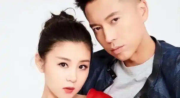 李小萌晒奢侈豪车,穿v领裙成豪门贵妇,与丈夫王雷一直相伴相爱