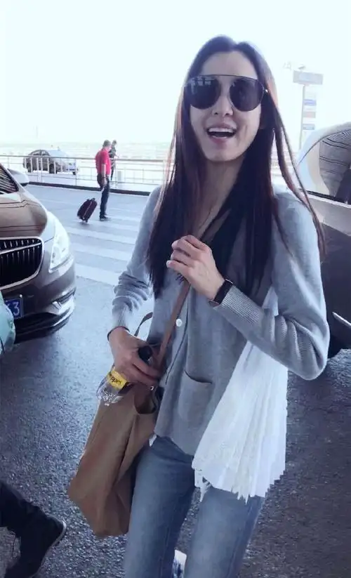 范玮琪穿灰色开衫配阔腿牛仔裤现身墨镜遮面笑容灿烂活力十足