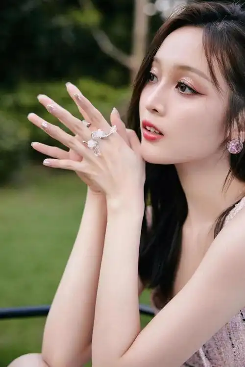 吴宣仪夏日写真,绿荫深处,清凉动感,甜美动人_网易订阅