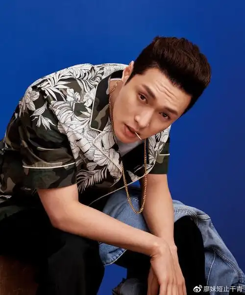 张艺兴穿红短裤拍ck广告,秀八块腹肌好身材,展现真男人气质