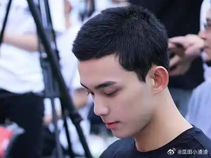 听说寸头是检验帅哥颜值之一|吴磊_新浪新闻