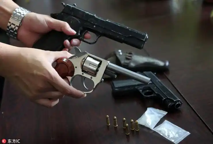在辽宁省沈阳市公安局铁西分局禁毒大队展示缴获的3把枪支,子弹和部分