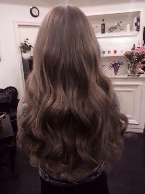 这个发型叫什么?可以去理发店烫出来吗?