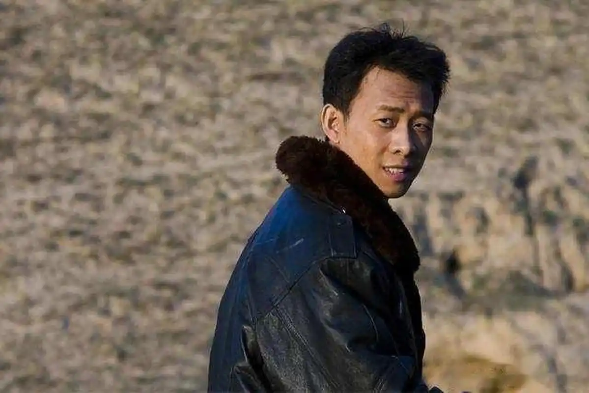 张译 在电视剧《温州一家人》中饰演周麦狗(张译饰)