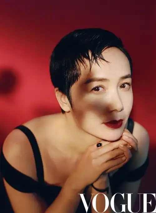 蒋雯丽穿黑色吊带拍大片不吝秀好身材诱惑至极