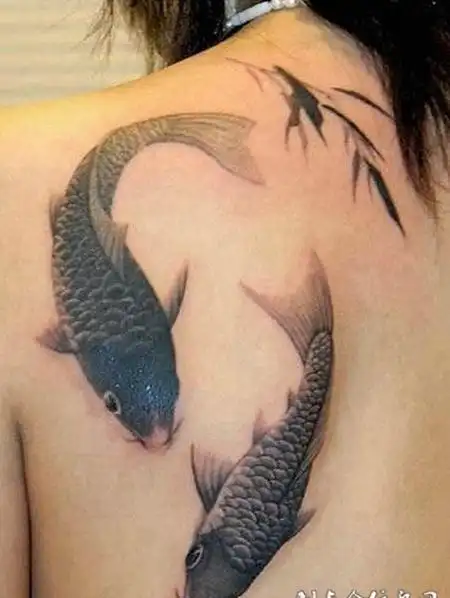 性感女生后背水墨鲤鱼纹身图案