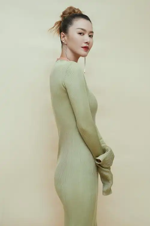 简介:谭维维绿色针织衫高挑性感写真,分享一组谭维维图片给大家,图中