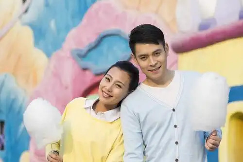 东方人,成年人,两个人,朋友,公园,游乐园,家,站,微笑,横图,彩色,照片