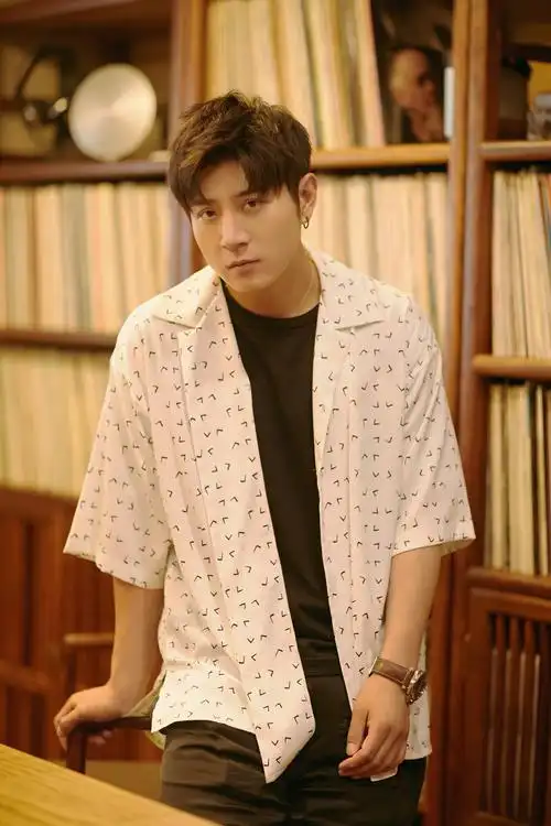 "小先生"高晓攀梦回民国,在喜马拉雅fm讲《江湖》再见!