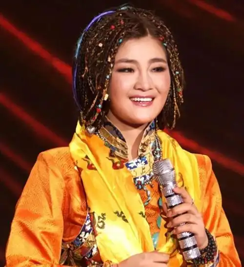 降央卓玛嫁导演丁珍曲扎婚后连生三胎一家五口其乐融融