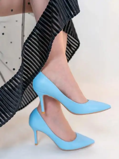 浅蓝色高跟鞋尖头细跟8厘米