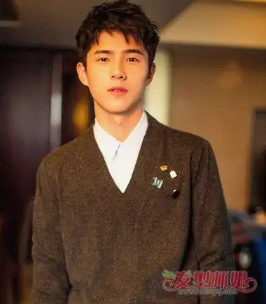 刘昊然上演纽约优雅街头风 黑色超短碎发很不错哟