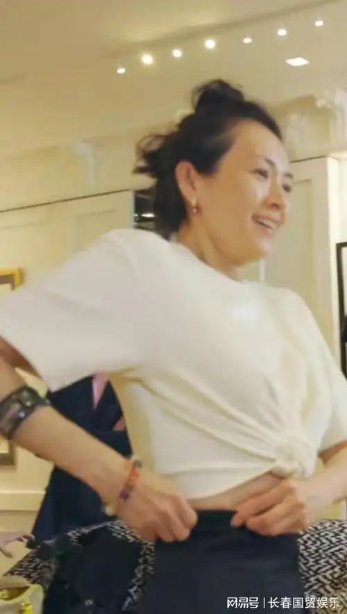 汪峰官宣恋情后,前妻章子怡首露面,身材发福变这样了