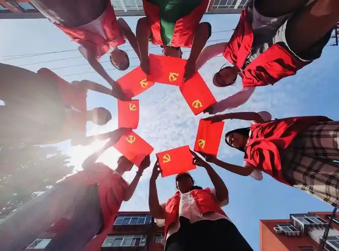 一张张照片,记录了党员与党旗合影的精彩瞬间,生动展现出党员们积极