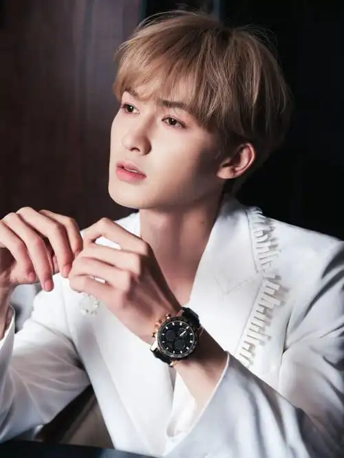 朱正廷分享时尚大片身穿白色西装温润儒雅