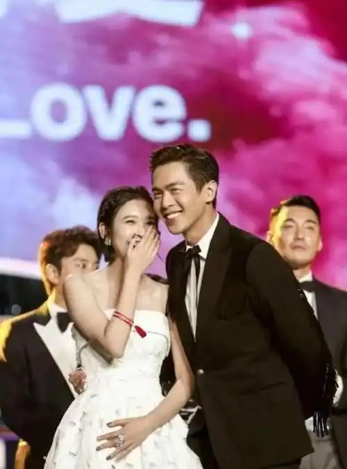 何炅问张若昀有何减肥秘诀,不料张若昀笑着说道:该吃吃,该喝喝