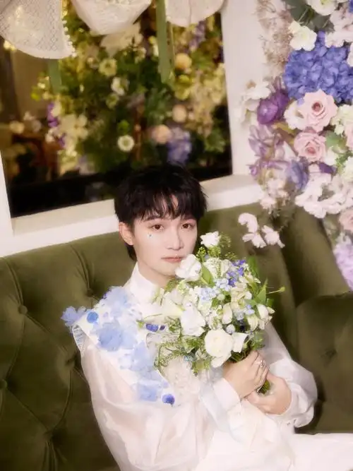 周深温柔在岁月中沉淀#周深生日写真直接让人看到他不同的一面,煌团