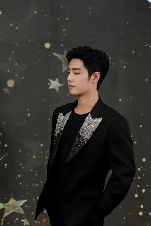 肖战新造型穿一身黑色亮钻西装绅士又帅气