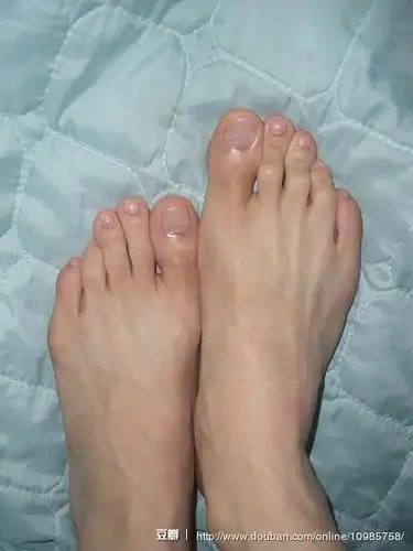 大男人的脚,够恶吧?^o