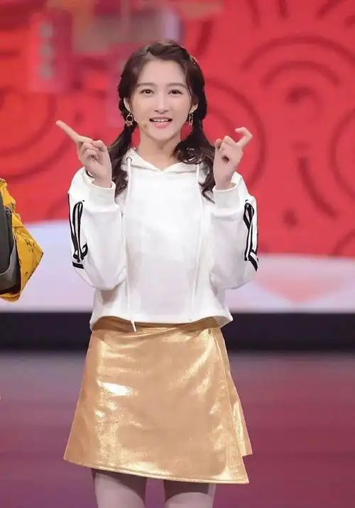 关晓彤卖惨过度被翻旧账上节目粗口不断素质问题还是本性率真