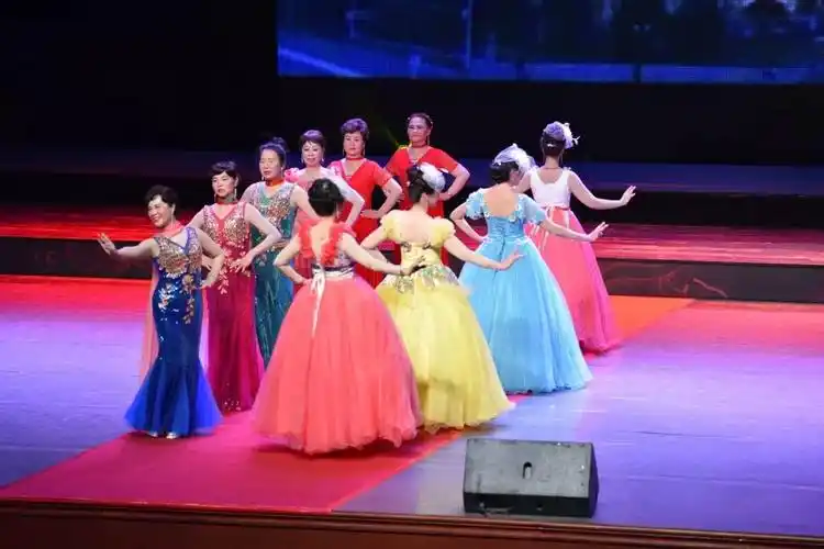 福来临时装队在苏州参加第十二届老年文化周表演.