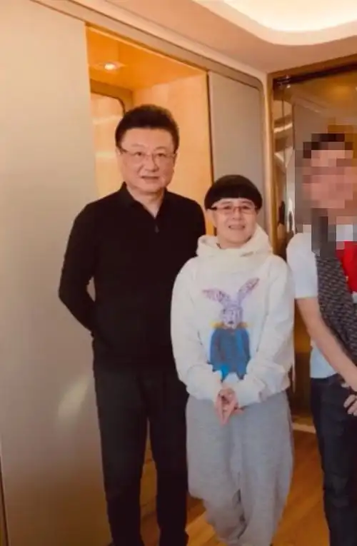 52岁"金龟子"与老公罕见合影曝光,两人相依相伴幸福甜蜜