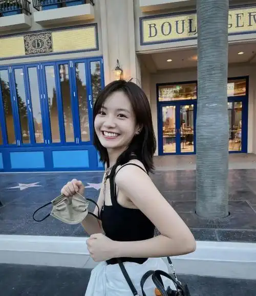 徐静蕾和李庚希的爸爸是老朋友啦,她爸爸可厉害了