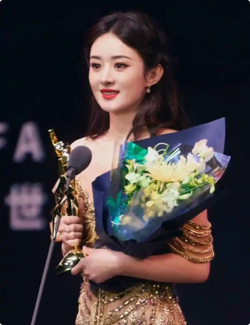 被发布会的赵丽颖生图惊艳了,好身材遮不住,巴掌脸天鹅颈太吸睛