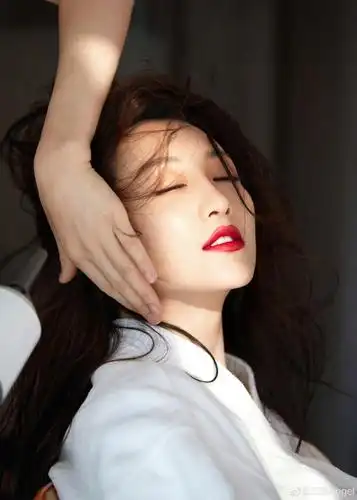 照片中,王鸥用侧脸面对镜头,红唇黑发好有氛围感,真的是氛围感美女.