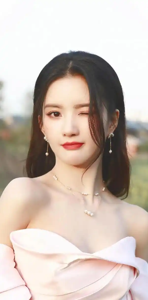 刘些宁抹胸礼服写真