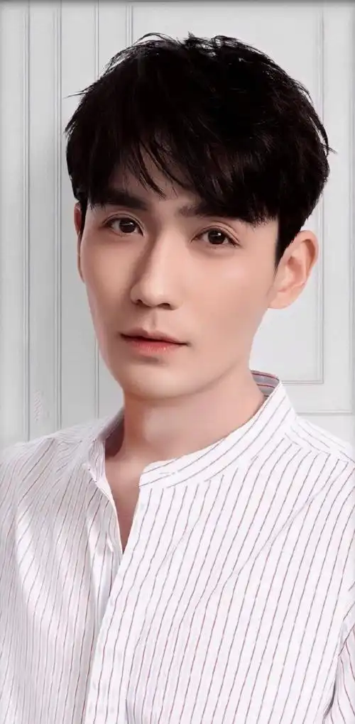 十六七岁的朱一龙不一般穿着沙滩裤抠白腿在校是个风云人物