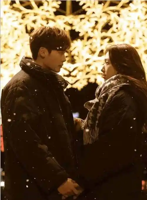 同样是2014年热播的韩剧《匹诺曹》,李钟硕和朴信惠饰演的男女主角在