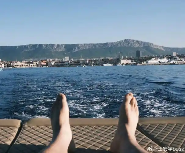 王安宇晒沙滩脚印##王安宇说我是花少大哥##王安宇粉色套装