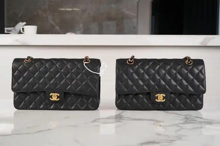 55鱼子酱菱格纹设计与皮穿金属的链条搭配,符合这个崇尚奢华时代的