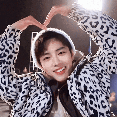 请接收他们发来的"爱心"|比耶|肖战|疯狂|宋亚轩_网易订阅