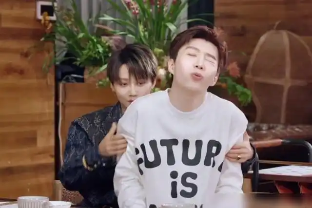 刘雨昕给范丞丞按摩时手放位置完全是下意识不愧是女友专属