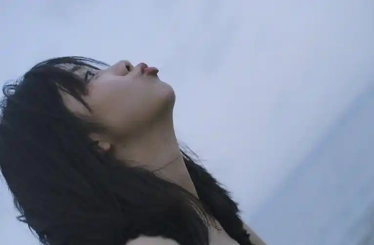 谭松韵晒听海九宫格 嘟嘴卖萌对镜微笑元气满满