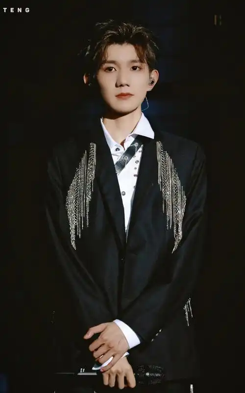 王源禁欲灰色西装##王源kinfolk夏季刊封面