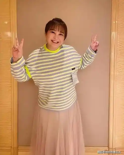 贾玲宣布减肥100斤,近照颜值逆天,我却笑不出来_服装_颜色_身材