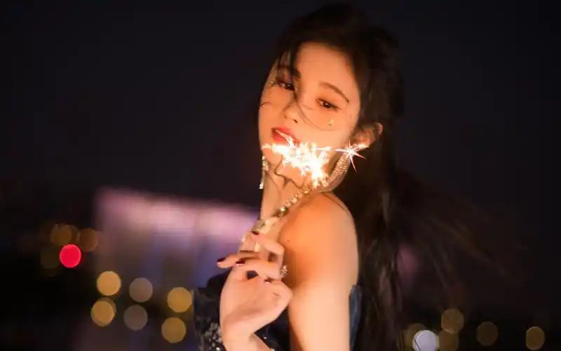 鞠婧祎抹胸纱裙甜美高清桌面壁纸